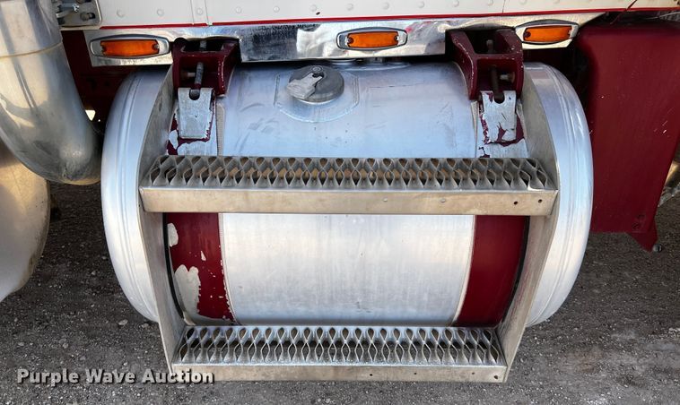 image for item DO8920 1984 Peterbilt 359  semi truck