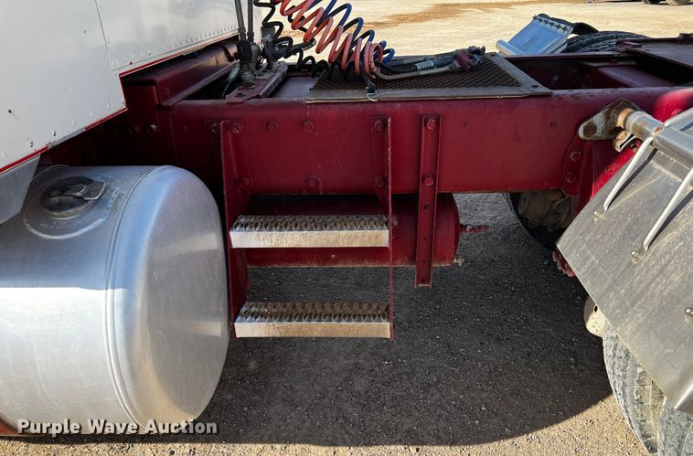 image for item DO8920 1984 Peterbilt 359  semi truck