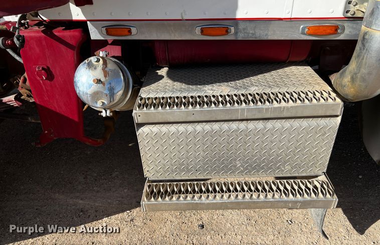 image for item DO8920 1984 Peterbilt 359  semi truck