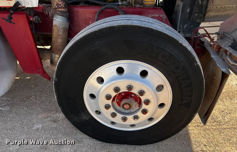 image for item DO8920 1984 Peterbilt 359  semi truck