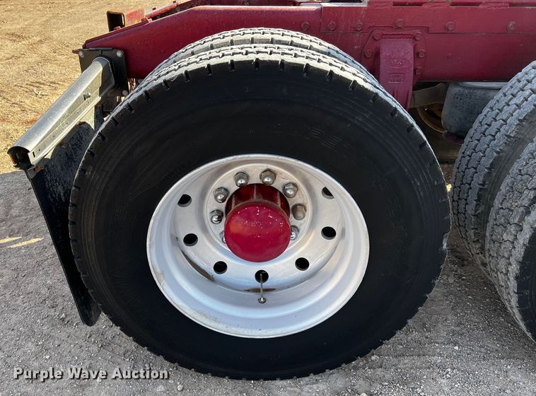 image for item DO8920 1984 Peterbilt 359  semi truck