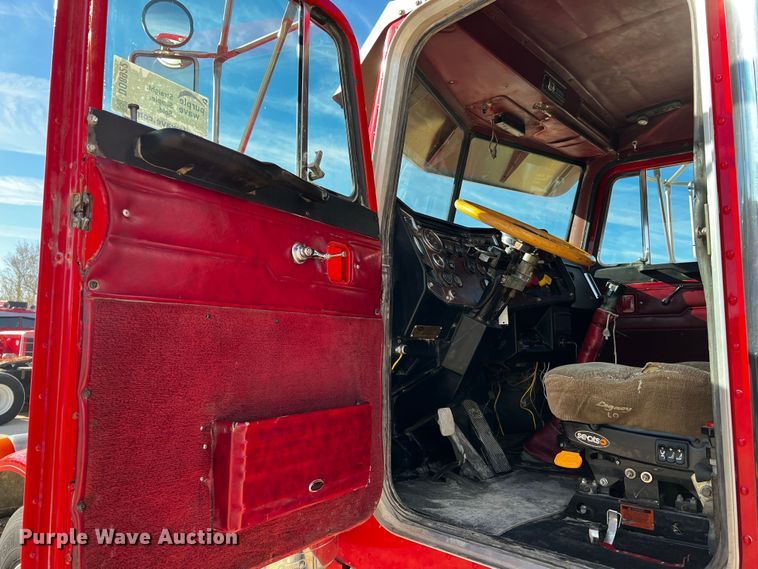 image for item DO8922 1987 Peterbilt 379  semi truck