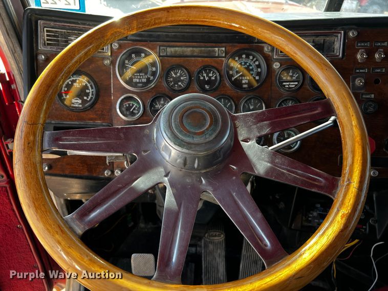 image for item DO8922 1987 Peterbilt 379  semi truck