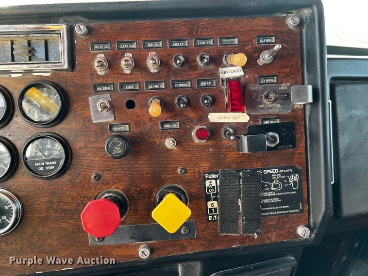 image for item DO8922 1987 Peterbilt 379  semi truck