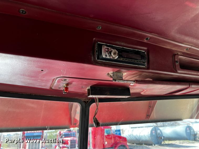 image for item DO8922 1987 Peterbilt 379  semi truck