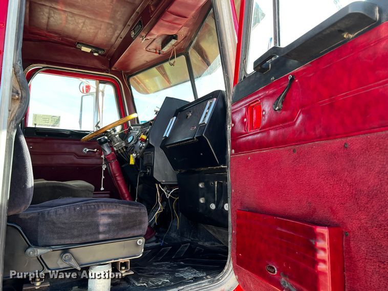 image for item DO8922 1987 Peterbilt 379  semi truck