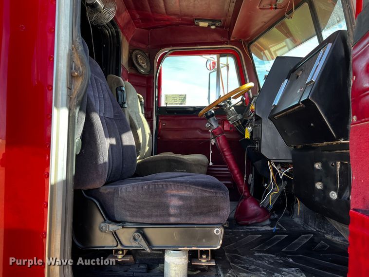 image for item DO8922 1987 Peterbilt 379  semi truck