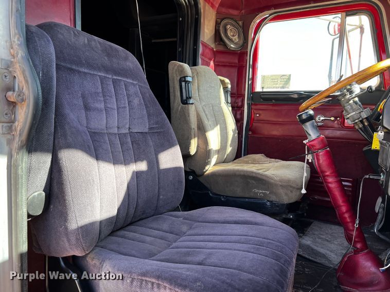 image for item DO8922 1987 Peterbilt 379  semi truck