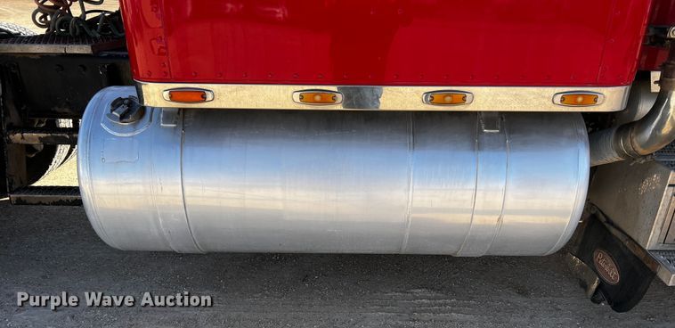 image for item DO8922 1987 Peterbilt 379  semi truck