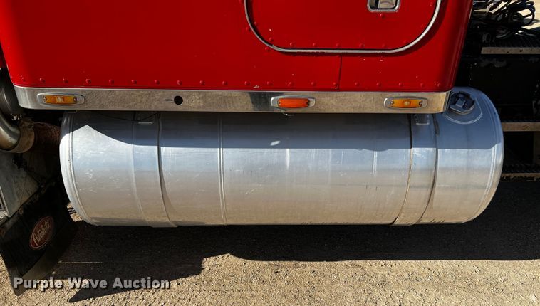 image for item DO8922 1987 Peterbilt 379  semi truck