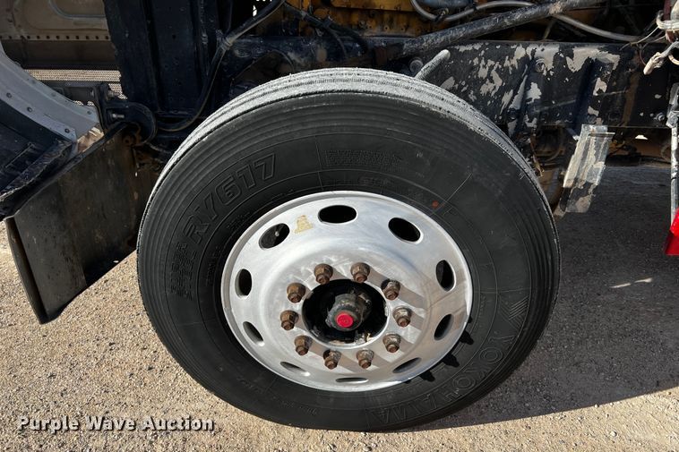 image for item DO8922 1987 Peterbilt 379  semi truck