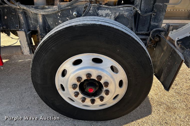 image for item DO8922 1987 Peterbilt 379  semi truck