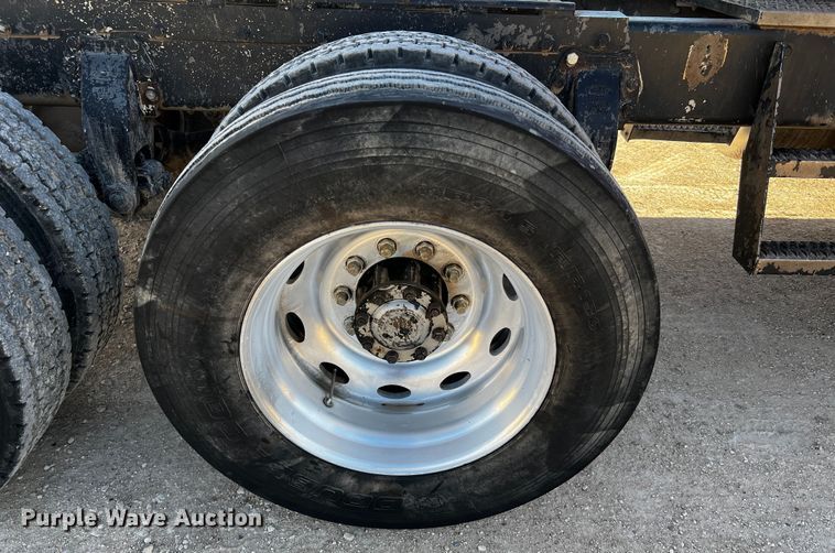 image for item DO8922 1987 Peterbilt 379  semi truck