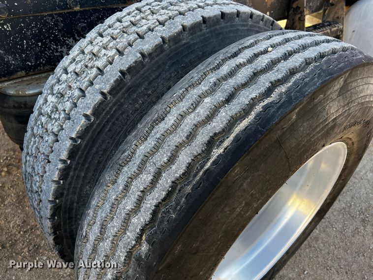 image for item DO8922 1987 Peterbilt 379  semi truck