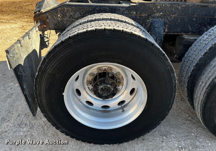 image for item DO8922 1987 Peterbilt 379  semi truck