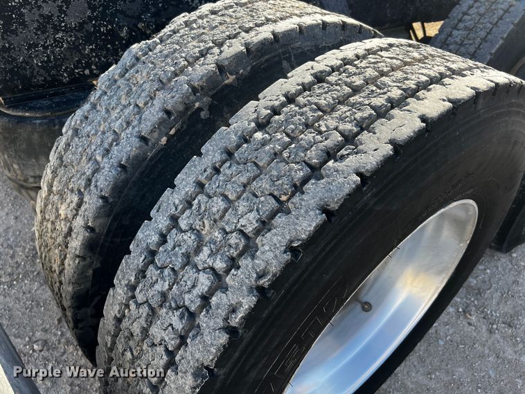 image for item DO8922 1987 Peterbilt 379  semi truck