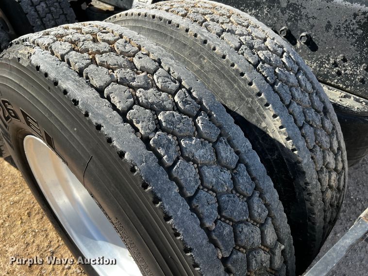 image for item DO8922 1987 Peterbilt 379  semi truck