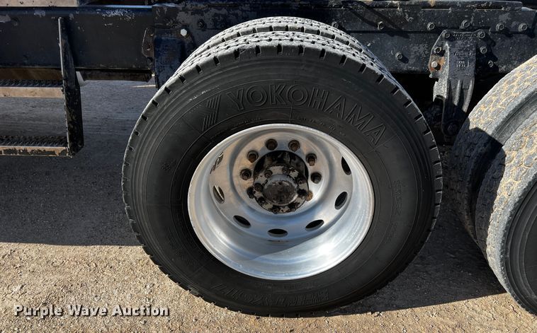 image for item DO8922 1987 Peterbilt 379  semi truck