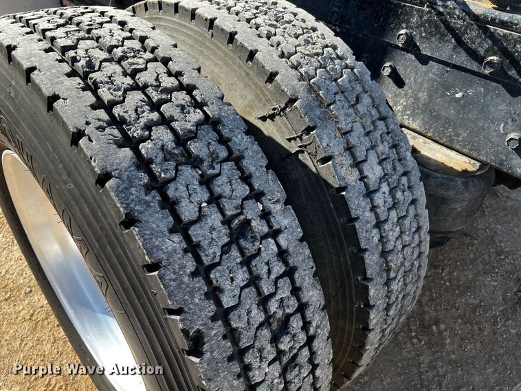 image for item DO8922 1987 Peterbilt 379  semi truck