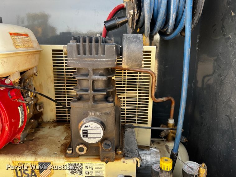 image for item DO8924 2020 Farm Boss FB990  fuel / lube trailer