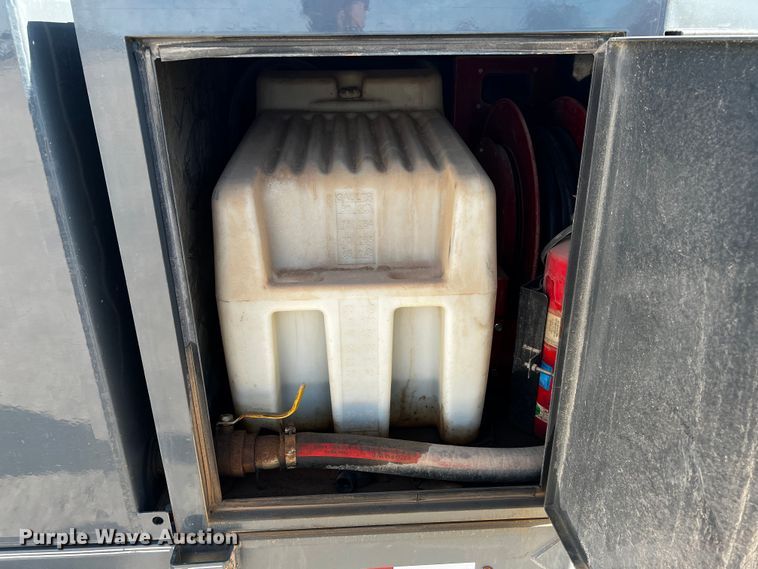 image for item DO8924 2020 Farm Boss FB990  fuel / lube trailer