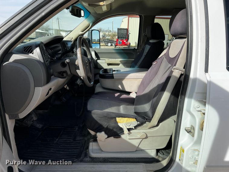 image for item DO8936 2011 GMC Sierra 2500HD  Crew Cab pickup truck