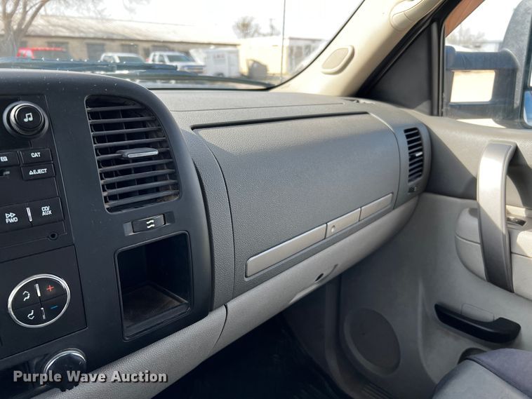 image for item DO8936 2011 GMC Sierra 2500HD  Crew Cab pickup truck