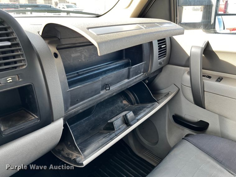 image for item DO8936 2011 GMC Sierra 2500HD  Crew Cab pickup truck