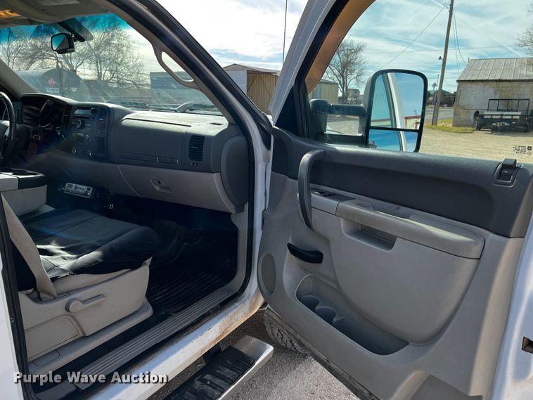 image for item DO8936 2011 GMC Sierra 2500HD  Crew Cab pickup truck