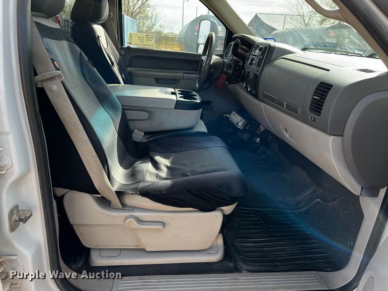 image for item DO8936 2011 GMC Sierra 2500HD  Crew Cab pickup truck