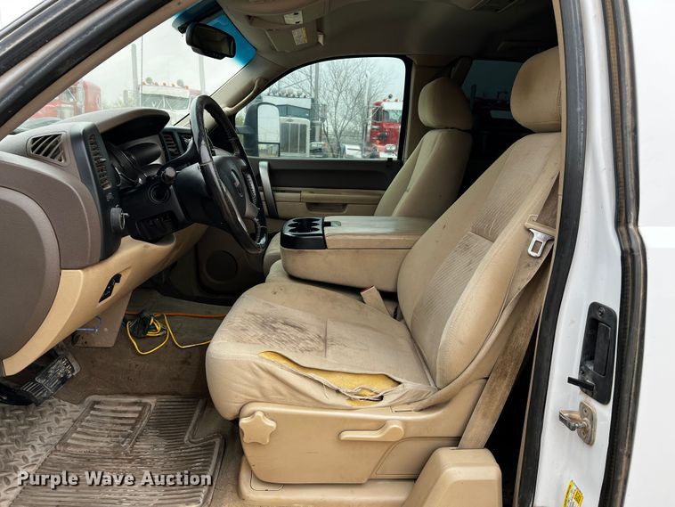 image for item DO8940 2013 GMC Sierra 2500HD  Ext. Cab pickup truck