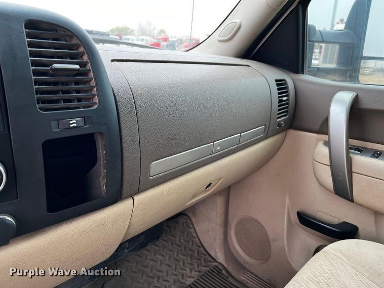 image for item DO8940 2013 GMC Sierra 2500HD  Ext. Cab pickup truck