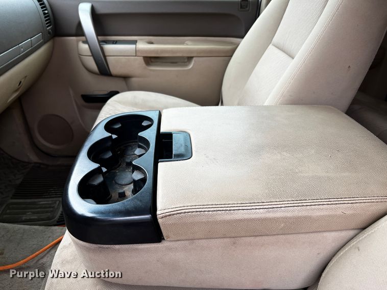 image for item DO8940 2013 GMC Sierra 2500HD  Ext. Cab pickup truck