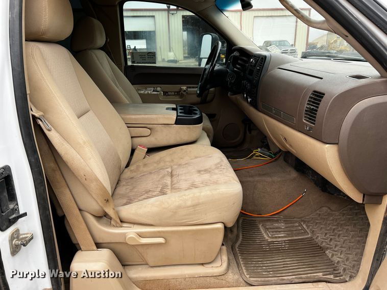 image for item DO8940 2013 GMC Sierra 2500HD  Ext. Cab pickup truck