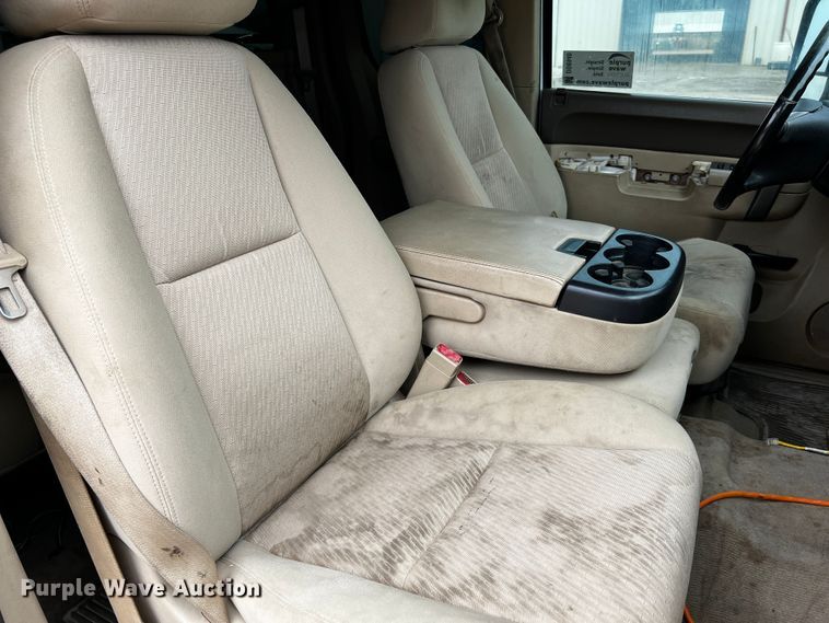 image for item DO8940 2013 GMC Sierra 2500HD  Ext. Cab pickup truck