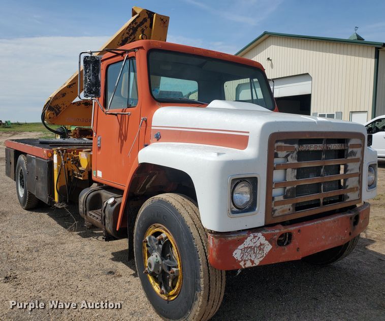 image for item JM9655 1980 International 1854  flatbed truck