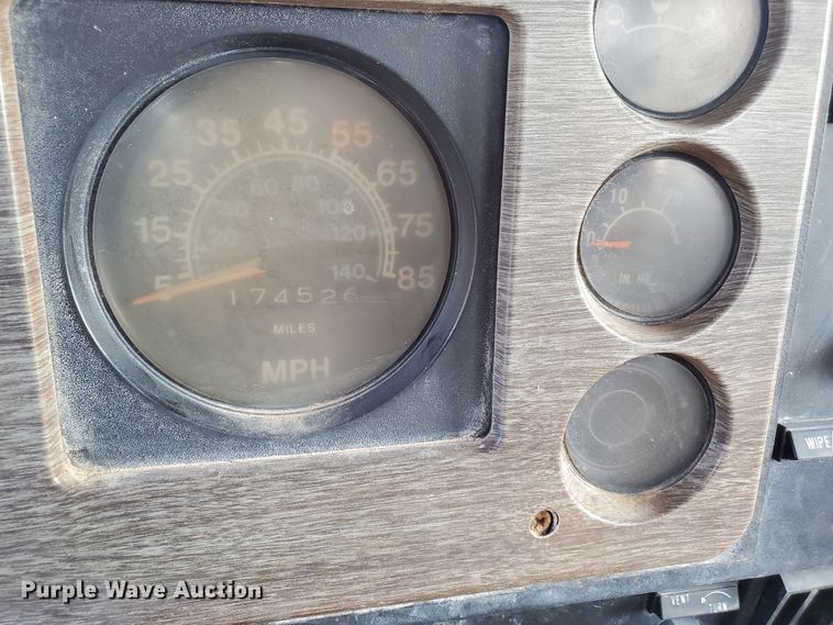 image for item JM9655 1980 International 1854  flatbed truck