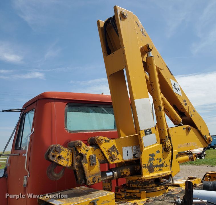 image for item JM9655 1980 International 1854  flatbed truck