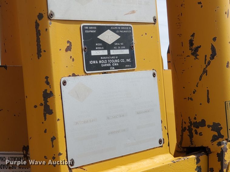 image for item JM9655 1980 International 1854  flatbed truck