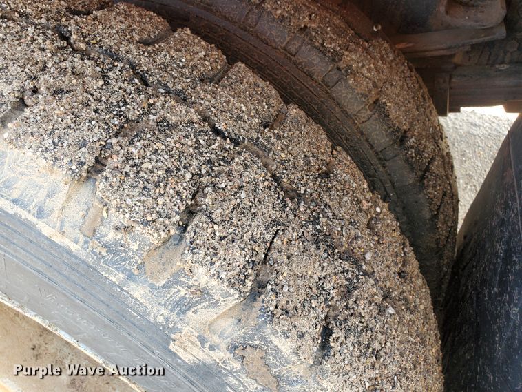 image for item JM9655 1980 International 1854  flatbed truck