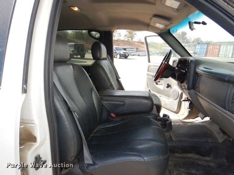 image for item JZ9046 2001 Chevrolet Suburban  SUV