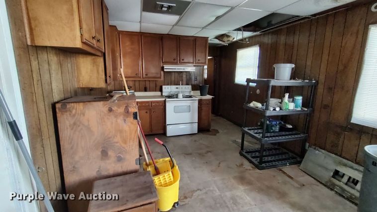 image for item LK9449 Oilfield doghouse