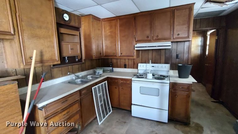 image for item LK9449 Oilfield doghouse