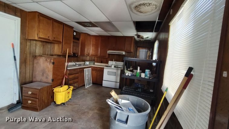 image for item LK9449 Oilfield doghouse