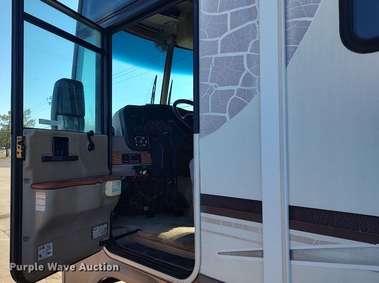 image for item LK9450 2000 Winnebago Adventurer  RV