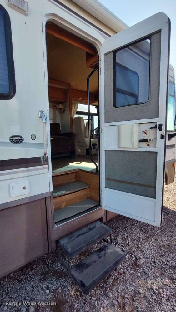 image for item LK9450 2000 Winnebago Adventurer  RV