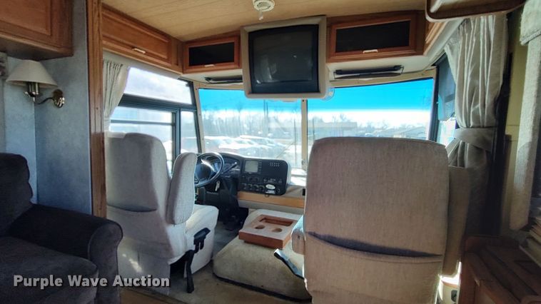 image for item LK9450 2000 Winnebago Adventurer  RV