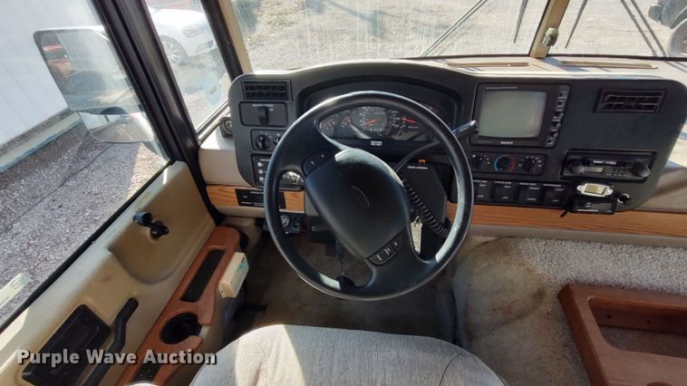 image for item LK9450 2000 Winnebago Adventurer  RV