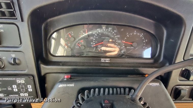 image for item LK9450 2000 Winnebago Adventurer  RV