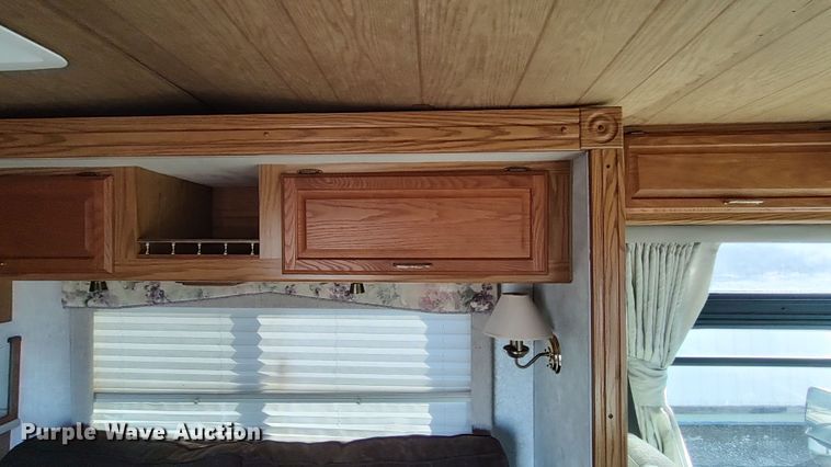 image for item LK9450 2000 Winnebago Adventurer  RV